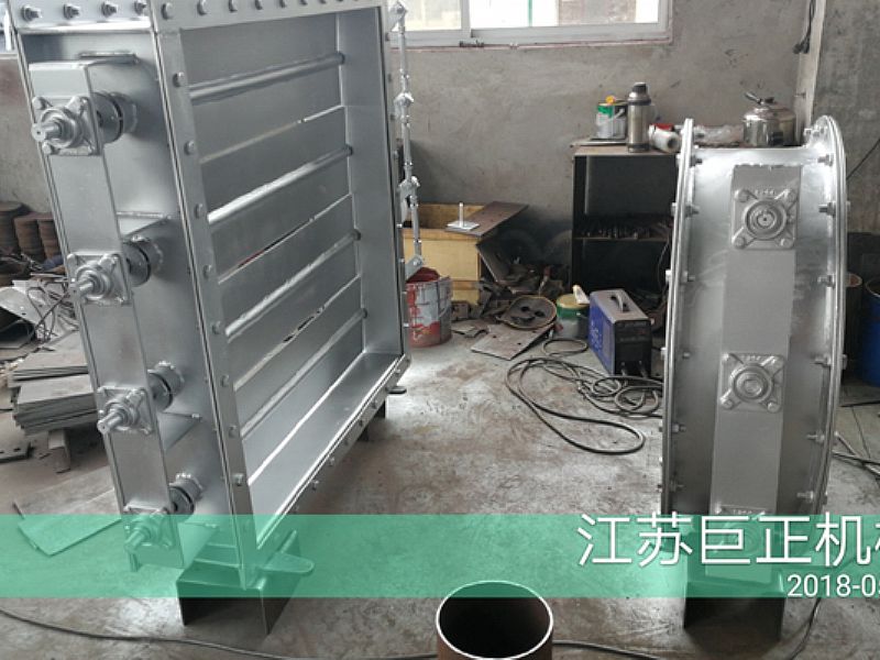 方形擋板門（寬7m），制作后期噴漆進行中